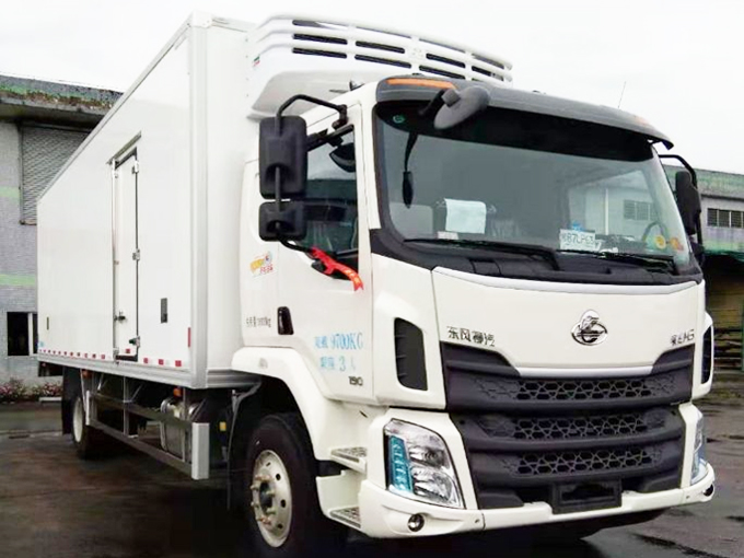 Dongfeng Chenglong M3 refrigerated truck